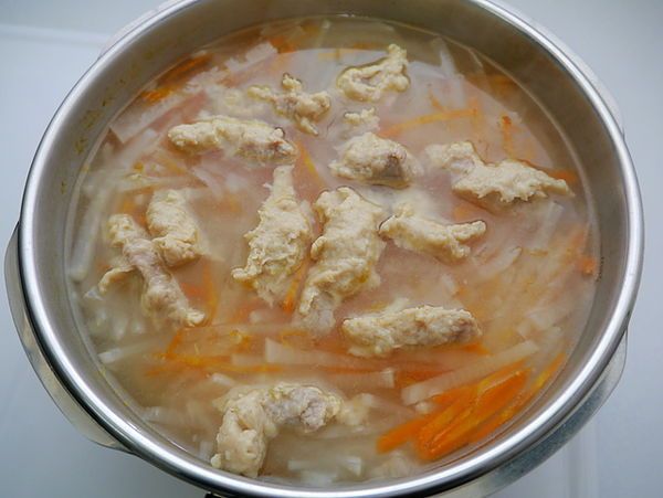 加入鹽巴調味，再放入肉羹煮至沸騰。