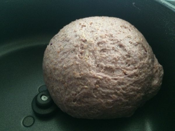 將所有材料(內餡用紫薯材料除外）用人手／ 用麵包機混合