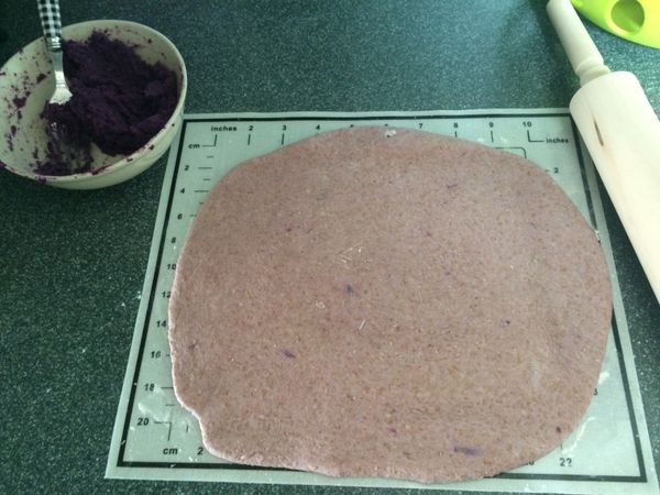 捍平麵團，包入紫薯內餡