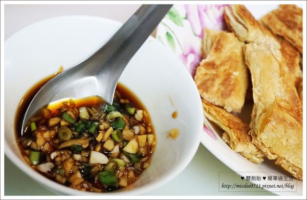 醬汁製作食材。
蒜 (個人愛蒜，所以蒜都大把大把的加)、薑末、蔥花、 辣椒少許、醬油、醋少許、砂糖。上述皆自行酌量添加試味，最後加些水攪和一番即可。