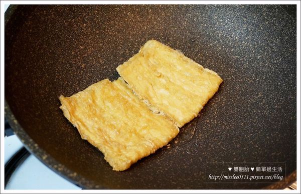 倒沙拉油。想要吃起來有酥脆感，油需比平常炒菜的時侯多個1倍之多。務必等鍋子熱油，否則豆皮會黏鍋喔!!