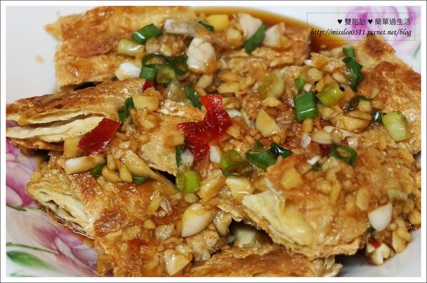 最後再淋上已調好味的甜甜鹹鹹又帶點酸酸的蒜蔥醬汁即可。