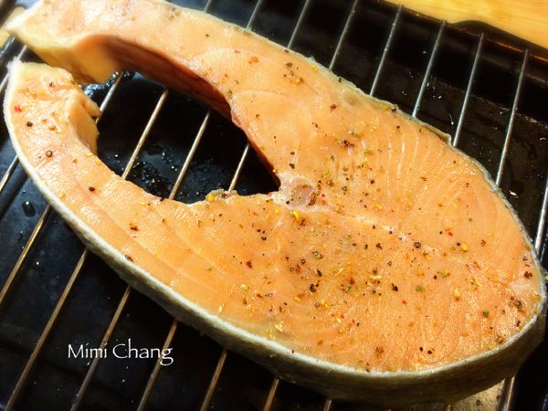 烤箱預熱200度，將鮭魚兩面抹上橄欖油、鹽、黑胡椒，烤15分鐘取出。