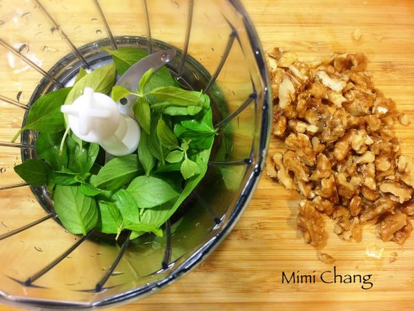 將羅勒葉剝下，核桃及杏仁切碎，放入食物料理機中打碎。