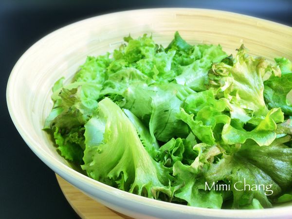 將生菜沙拉葉清洗瀝乾後混合，加入[核桃醬]，倒入冷壓初榨橄欖油、鹽，用手輕抓混合均勻。