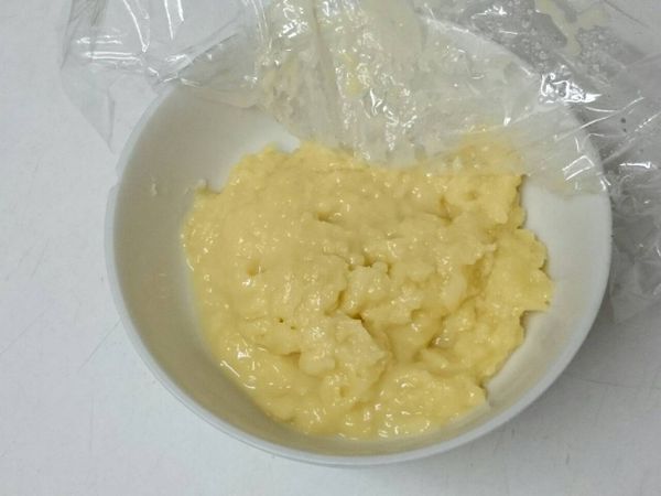 製作[卡士達醬]：將所有材料倒入小鍋中混勻，用小火邊煮邊攪拌至濃稠狀即可，放涼後使用。
亦可於前一晚先做好，表面舖保鮮膜放冷藏，隔天直接使用。