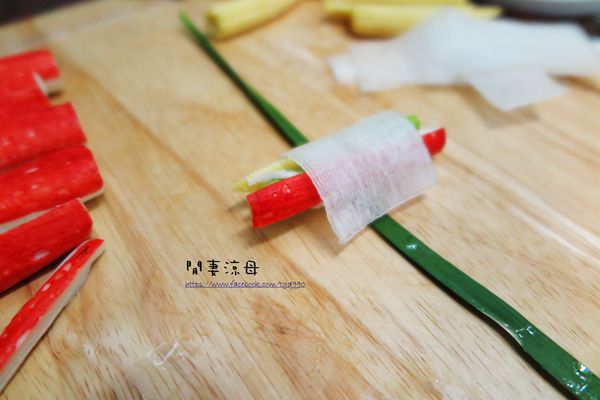 再取一根韭菜葉綁起白玉卷