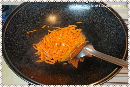 我剛煮蛋的油下的不多，所以盛起來後，鍋內是乾乾的沒有什麼油質了，所以在下紅蘿蔔之前，我又倒了一點點的油下去翻炒紅蘿蔔。倒入一點點的水，然後將紅蘿蔔翻炒至紅蘿蔔較軟了為止。