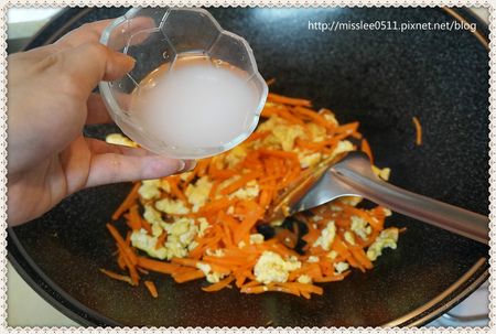 最後將太白粉水倒入翻拌一下即可。
太白粉不要加太多去勾芡，否則過於濃稠吃了會覺得噁心，然後勾芡這東西又很容易發胖