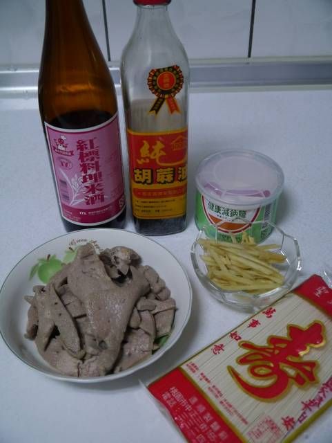 豬肝洗淨至無血水後再切成0.5cm厚片，用＜醃肝醬料＞醃漬20分鐘以上備用。