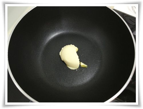 熱鍋後在鍋內放入奶油~