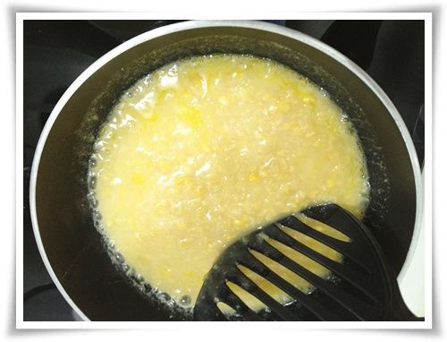 奶油融化後加入玉米醬~~

炒至沸騰!!!