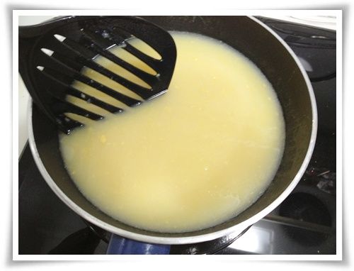 接著加入水及雞粉~