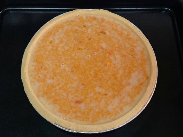 冷凍派皮先用叉子平均戳幾下，倒入拌勻的[內饀]料。