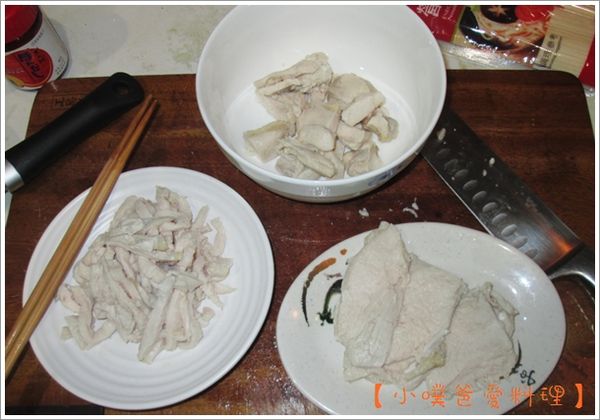 將雞胸肉分別切片、切丁、切塊