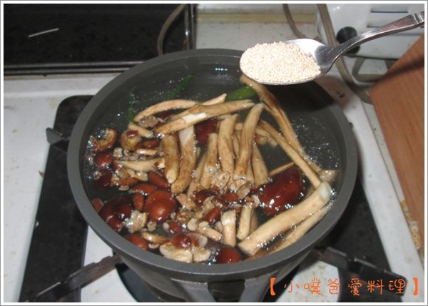 煮湯頭, 加入菇類及調味料