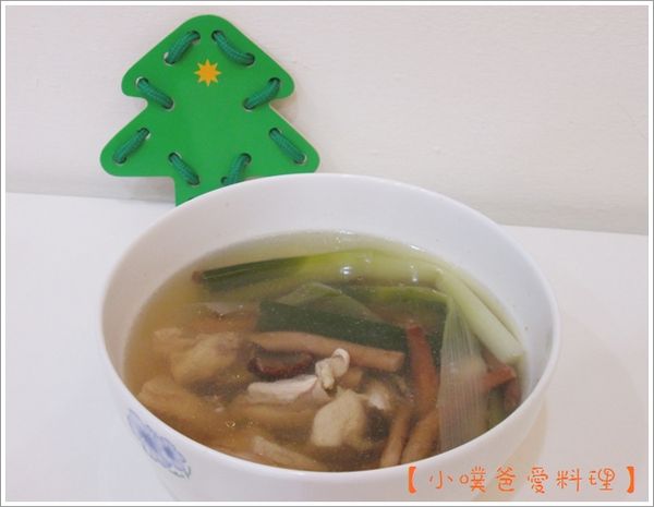 料理一、柳松菇放山古早雞湯