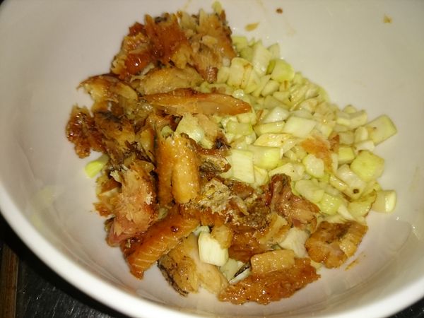 將鰻魚肉塊稍為掰小塊，