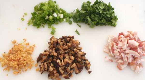 蔥白切末，蒜頭去皮切碎。培根、豆干、香菇切成小丁備用!