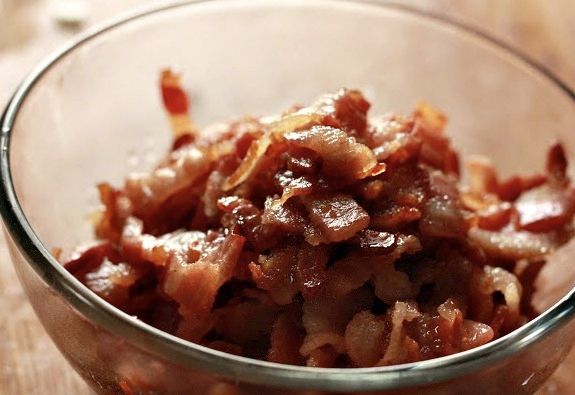 先將培根丁煸炒至略微焦黃, 加入豆干、香菇炒出香氣, 再放入絞肉炒熟。