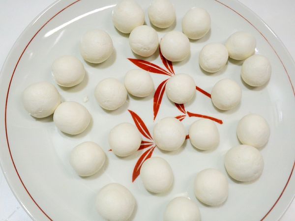 再揉成小圓球狀.