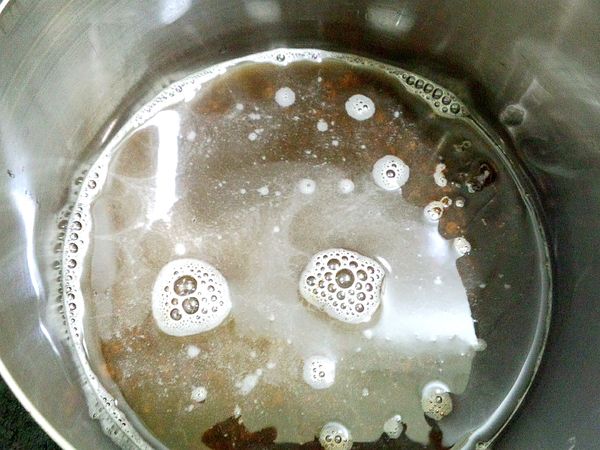 黑糖和水放入鍋中.用小火煮到濃稠狀.（也可用現成的代替）