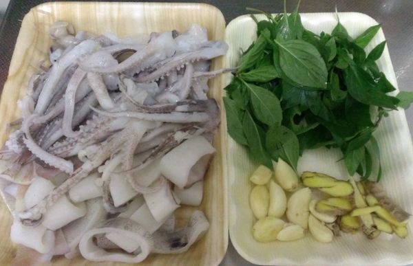 先處理買回來的中卷,把內臟清除.硬硬的骨頭拔出.眼睛剪掉.皮剝掉之後洗淨切塊