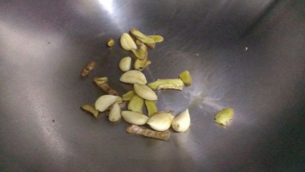 起一油鍋加入香油再加入蒜頭薑片爆香