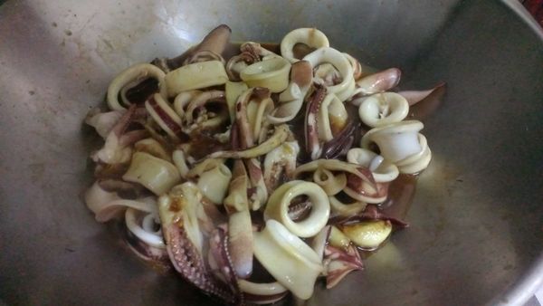 之後把中卷放入再把調味料加入之後讓它煨入味