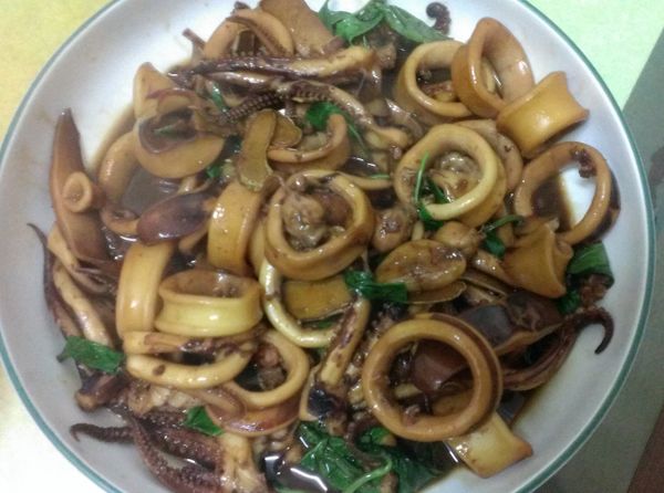 起鍋前加入九層塔淋上一些黑麻油拌一拌即可上桌