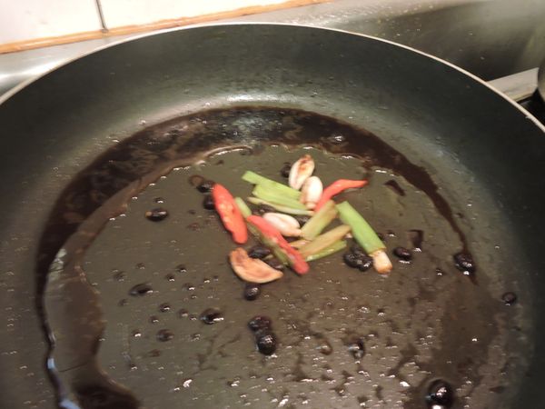 炒鍋開火，倒入少許油，小火爆香蒜頭、辣椒，蔥段。

改中火淋上米酒，加醬油、半杯水、加入蔭豉，小火煮3-5分鐘煮出食材香味及甘甜味，熄火。
