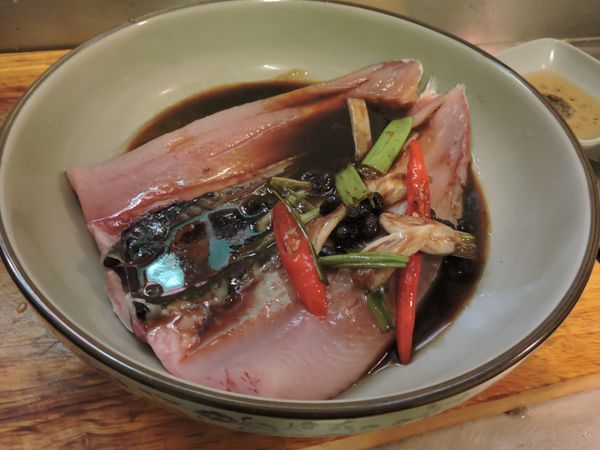 盛出所有調味料和湯汁淋到魚肚上。