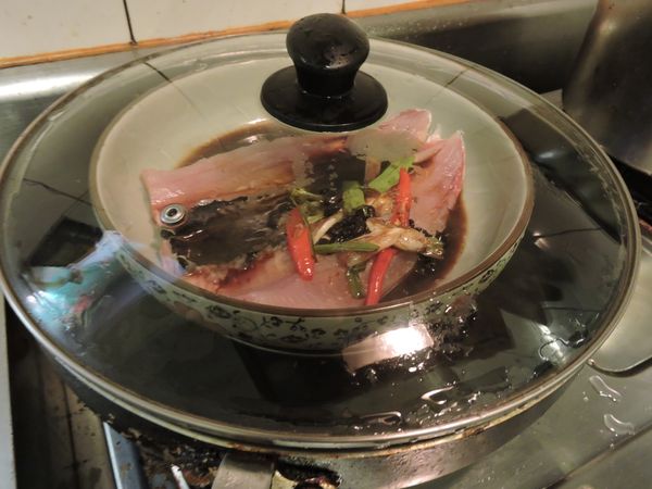 備一鍋滾水上架，蒸煮時間約30分鐘左右。