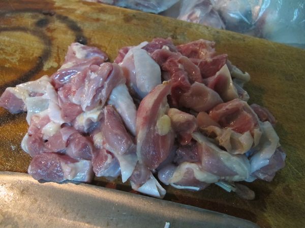 雞腿肉去骨後回來我會把它切成小塊狀,吃起來方便