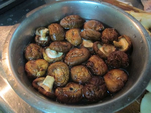 香菇先泡水備用