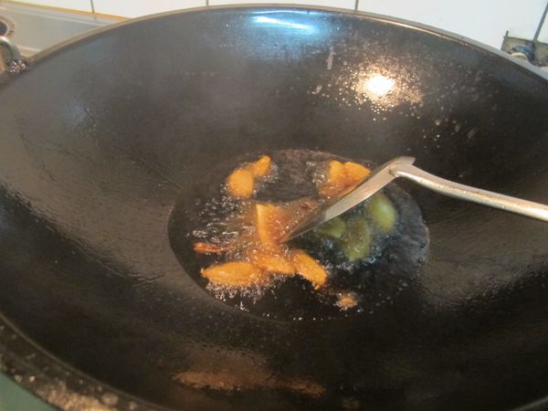 麻油入鍋加薑片先爆香
