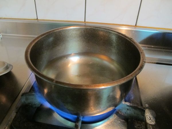 將2個8分滿杯的米酒+2個8分滿杯的香菇水放入鍋中先加熱,熱就關火不用滾很久,