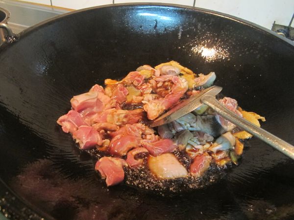 加入雞腿肉炒一下