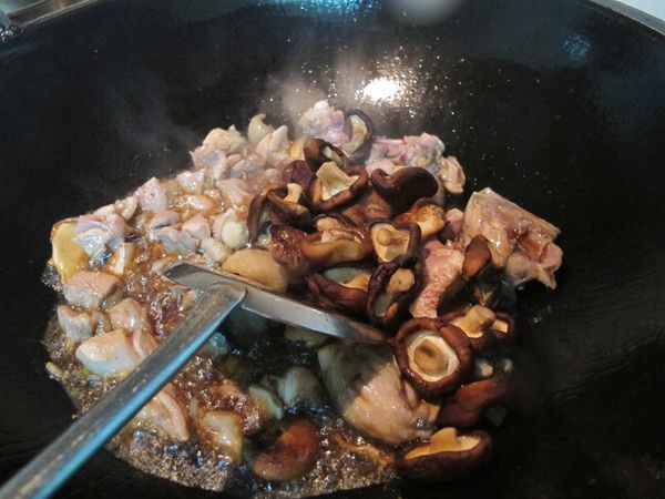 再加入香菇炒一下