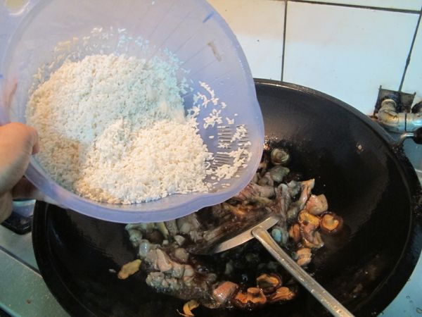 再加入糯米入鍋炒一下