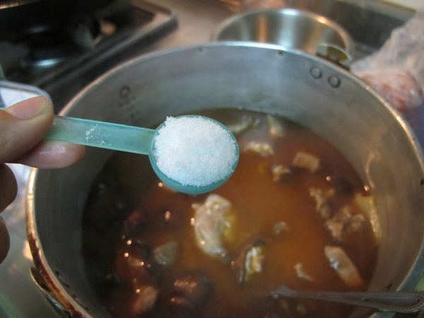 加一匙塩之後放進電鍋裡外鍋加一杯水按下去煮