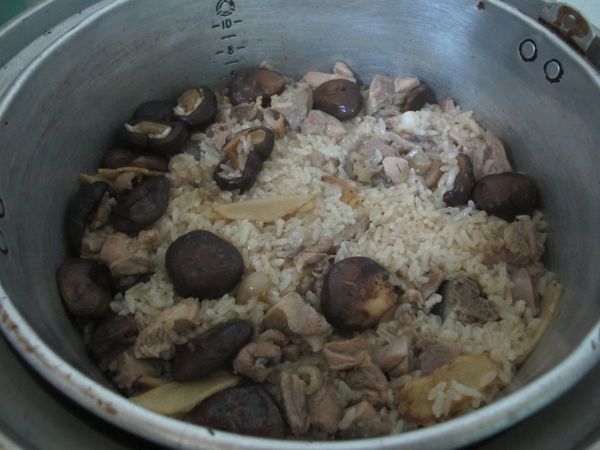 跳起來後不要馬上打開蓋子讓它悶才會好吃...我通常中午就會煮了,中午煮我就不再放2次水,悶到晚餐就能吃
如果晚餐煮,就會它跳起來再放一杯水煮一次..