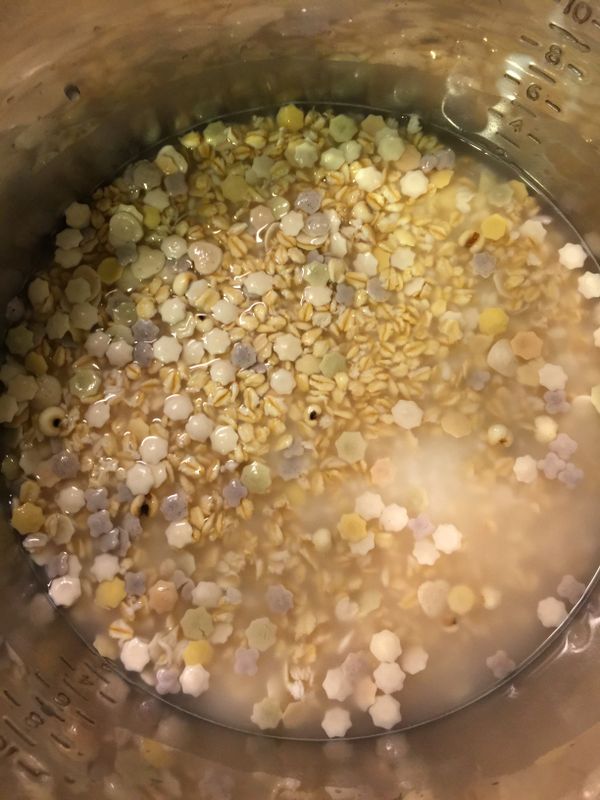 米洗淨加入十穀米，兩杯水浸泡一個小時