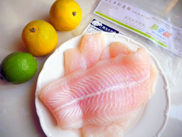 準備食材：檸檬、柳丁、多利魚片