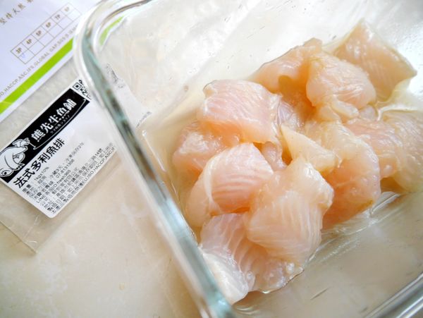 先將多利魚片切適量大小，用[醃料]白胡椒粉、米酒、塩略醃備用