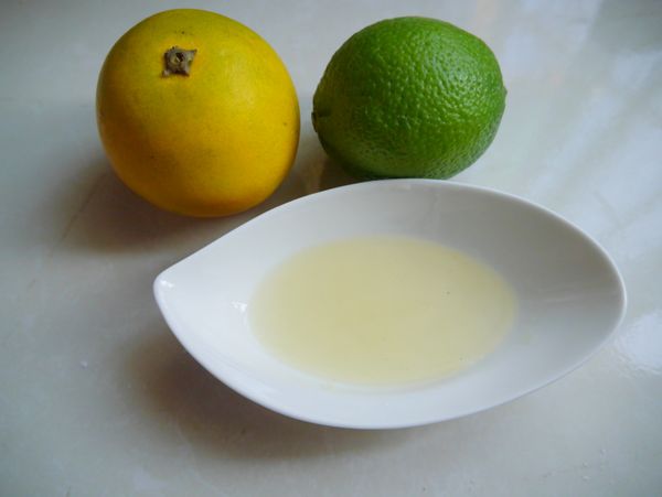 這時調合[調味]柳丁汁、檸檬汁、白醋、白糖，再入鍋加熱後，加太白粉水調和完成淋醬