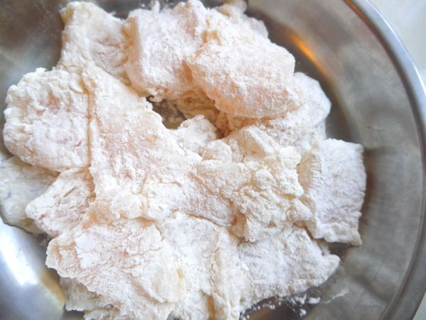 [沾粉]太白粉、麵粉調合完成，將魚片沾蛋液再沾粉後備用