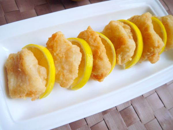 使用柳丁片穿插魚片擺盤