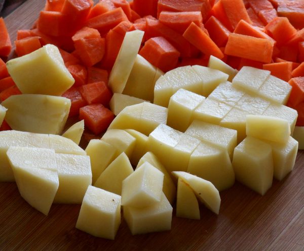 馬鈴薯,紅蘿蔔削皮切塊