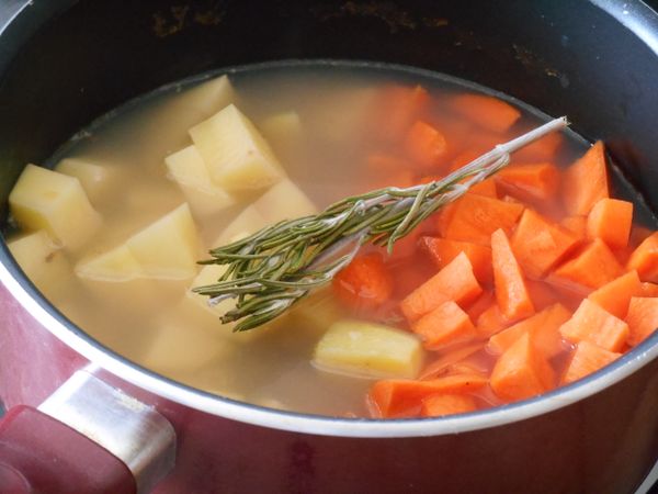 加入乾燥迷迭香ㄧ起熬煮至軟